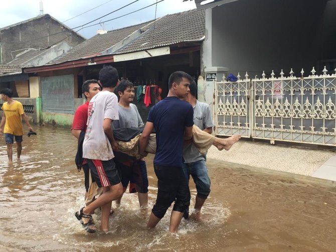 nenek di ciledug meninggal saat bersihkan rumah bekas banjir