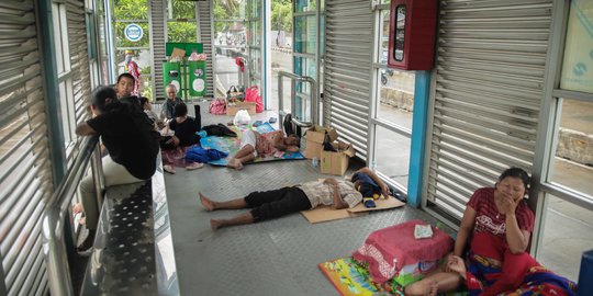 Korban Banjir Mengungsi di Halte Transjakarta