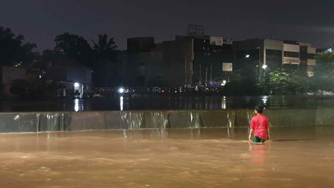 air kali ciliwung mulai meluap