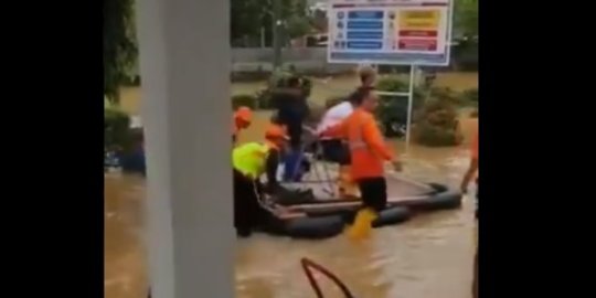 Tanggapan Dirut PT KAI soal Heboh Video Diarak saat Banjir Jakarta