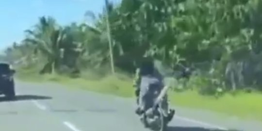 Aksi Ekstrem Emak-Emak Kendarai Motor Bak Superman, Ngeri Jangan Ditiru