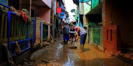 Pascabanjir, Warga Kampung Melayu Kerja Bakti Bersihkan Lumpur