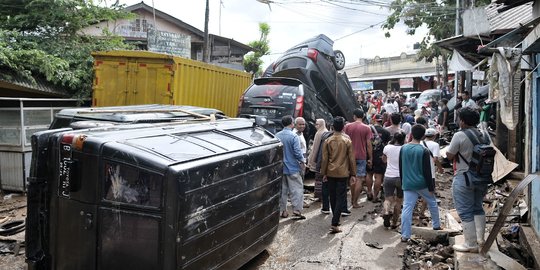 Banjir di Bekasi Memisahkan Erik dengan Keluarga Semalaman