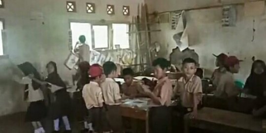 Ratusan Siswa SD di Cianjur Belajar di Bawah Ancaman Sekolah Ambruk