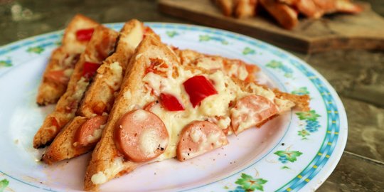 Cara Membuat Pizza Sederhana dari Roti Tawar | merdeka.com