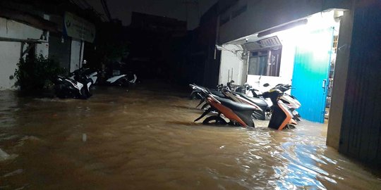 Cerita Istri Petugas PPSU 'Terpaku' saat Banjir Masuk Rumah Dini Hari