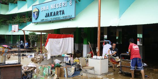 Bersih-Bersih SMA Negeri 8 Jakarta Seusai Terendam Banjir