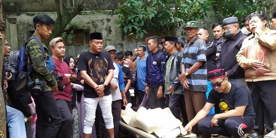 Momen Sule dan Rizky Febian Antarkan Jenazah Lina ke Tempat Peristirahatan Terakhir