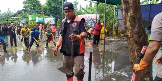 Anies Ikut Kerja Bakti Bersihkan Sampah Sisa Banjir di Kelurahan Makasar Jaktim