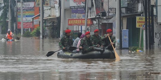 Camat Cengkareng: Senin Siswa Sekolah, Tapi Semua Alat Tulis Hanyut oleh Banjir