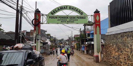 Sampah Sisa Banjir di Perumahan Pondok Gede Permai Mulai Dibersihkan