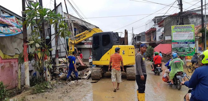 sisa banjir di pondek gede permai