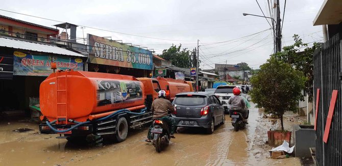 sisa banjir di pondek gede permai