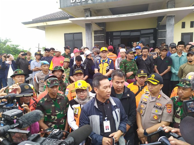 bantuan sembako untuk korban longsor di sukajaya