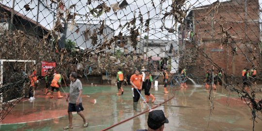 Porak-Poranda Rumah Warga di Rawajati Akibat Banjir