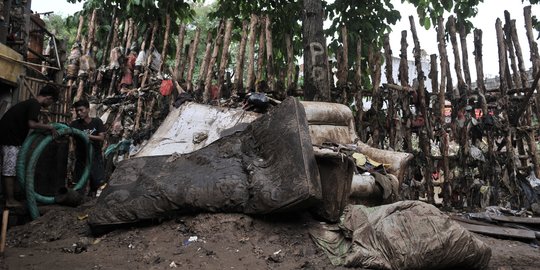 Sampah Tersangkut di Tanggul Kayu Rawajati