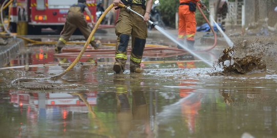 Cerita Anggota Satpol PP Bantu Korban Banjir Saat Rumah Kebanjiran