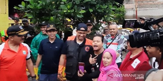 Lagi Angkat Sampah dan Lumpur, Anies Tiba-tiba Diajak Rodiyah Ngevlog