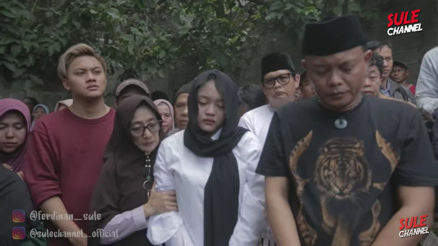 sule di pemakaman mantan istri