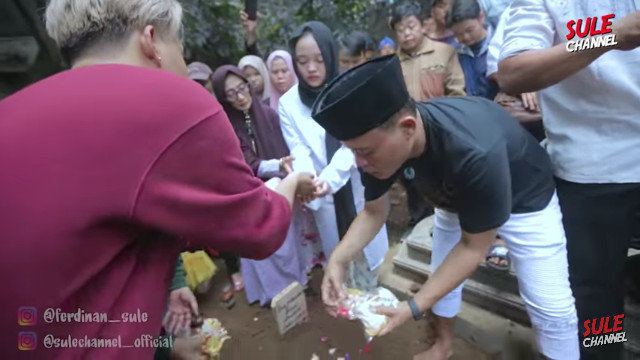 sule di pemakaman mantan istri