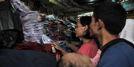 Korban Banjir Beli Seragam Sekolah