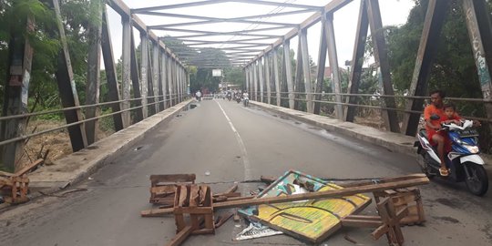 Jembatan Kali Bekasi Bergeser Diterjang Arus ketika Banjir Parah