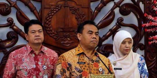 Sekda DKI Beri Jam Tangan ke Ketua RT di Kampung Makassar Usai Kerja Bakti