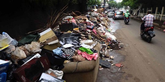 Sampah Banjir Menggunung di Jalan Raya