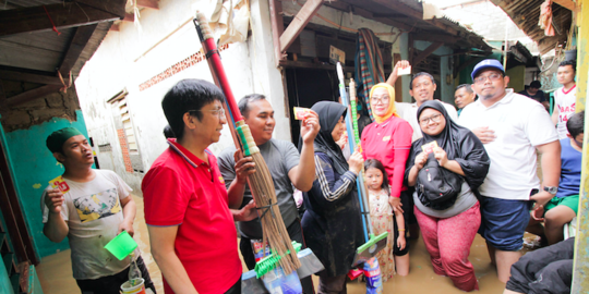 Indosat Beri Bantuan Korban Banjir Jakarta dan Banten