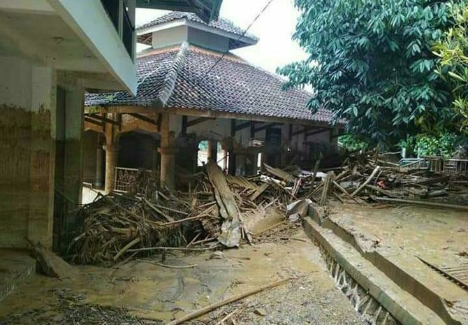 bangunan terkena banjir bandang di lebak