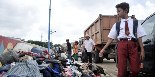 Pakaian Sumbangan untuk Korban Banjir Terbengkalai di Kampung Melayu