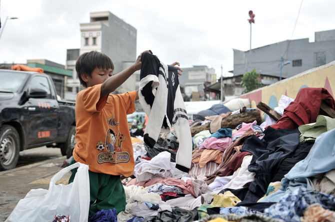 korban banjir berburu pakaian sumbangan