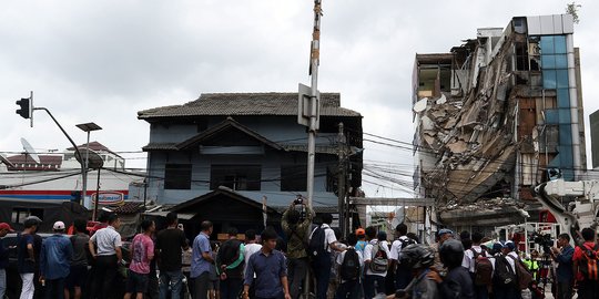 Dua Korban Gedung Roboh di Palmerah Alami Patah Tulang dan Luka Sobek