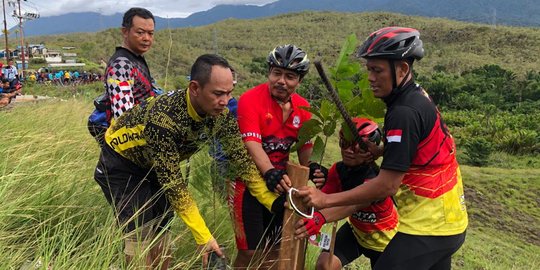 Dukung Program Kapolri, Polisi Tanam 200 Pohon di Bukit Teletubbies Jayapura