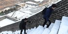 Sensasi Dingin Jalan-jalan di Tembok Besar China Saat Bersalju