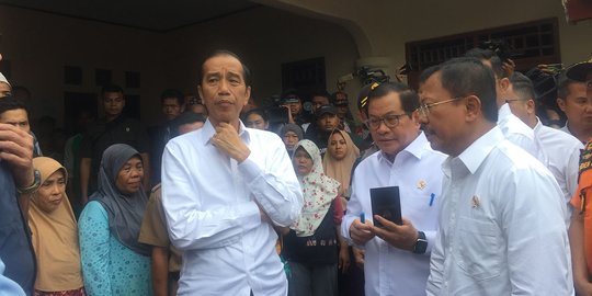 Tempuh Jalur Darat, Jokowi Tinjau Lokasi Banjir dan Longsor di Sukajaya