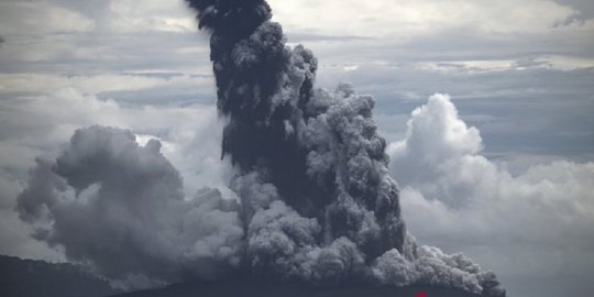 Kembali Erupsi, Gunung Anak Krakatau Berstatus Waspada