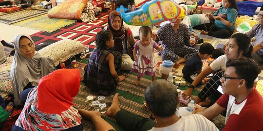 Kisah Bayi-bayi Kuat di Tengah Pengungsian Banjir dan Longsor