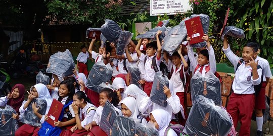 Kebanjiran, Siswa SD di Cibinong Tersenyum Dapat Bingkisan dari Pak Menteri Gojek