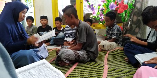 Bikin Haru, Kisah Penjual Keset Rawat 130 Anak Asuh di Bandung