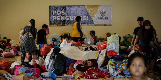 Korban Banjir Masih Bertahan di Pengungsian GOR Pengadegan