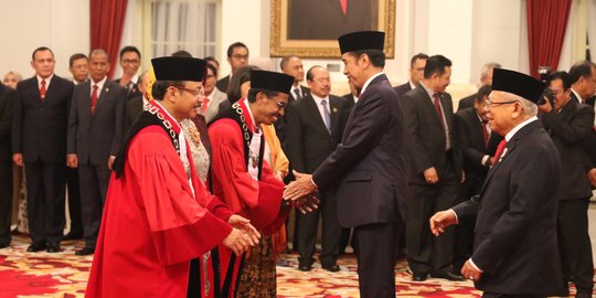 Presiden Jokowi Saksikan Pengambilan Sumpah Dua Hakim Konstitusi