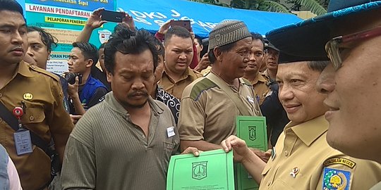 Mendagri Tito Cek Posko Penggantian Dokumen Kependudukan Warga Korban Banjir