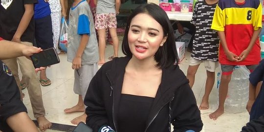 Sambangi Pengungsi Pengadegan, Wika Salim Nyanyi 'Cendol Dawet'