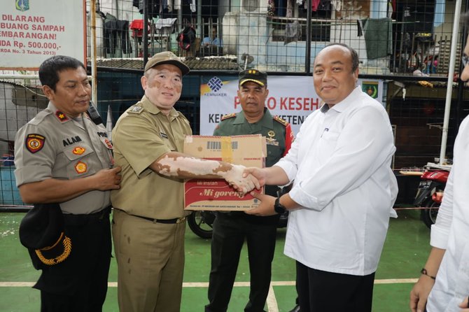 kemnaker bentuk posko kesehatan dan serahkan bantuan bagi warga korban banjir
