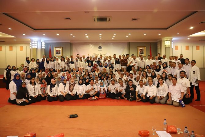 kemnaker bentuk posko kesehatan dan serahkan bantuan bagi warga korban banjir