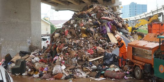 Wali Kota Bekasi Minta Izin Anies Buang Sampah Sisa Banjir ke Bantargebang