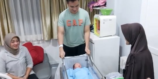 Potret Baim Wong Saat Gendong Bayi Kiano, Sampai Ketiduran