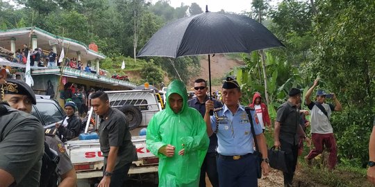 Potret Jokowi Terobos Hujan, Sampai Pakai Jas Hujan Seharga Rp10 ribu