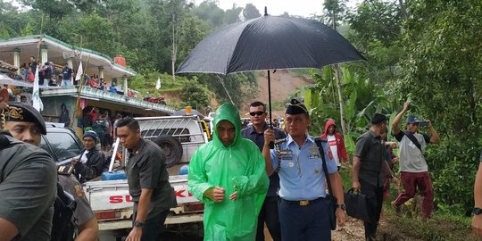 Featured image of post Topeng Monyet Monyet Pake Jas Hujan Warna Hijau Awan badai itu sudah menggantung di atas sabana membentuk gumpalan sedikit spiral